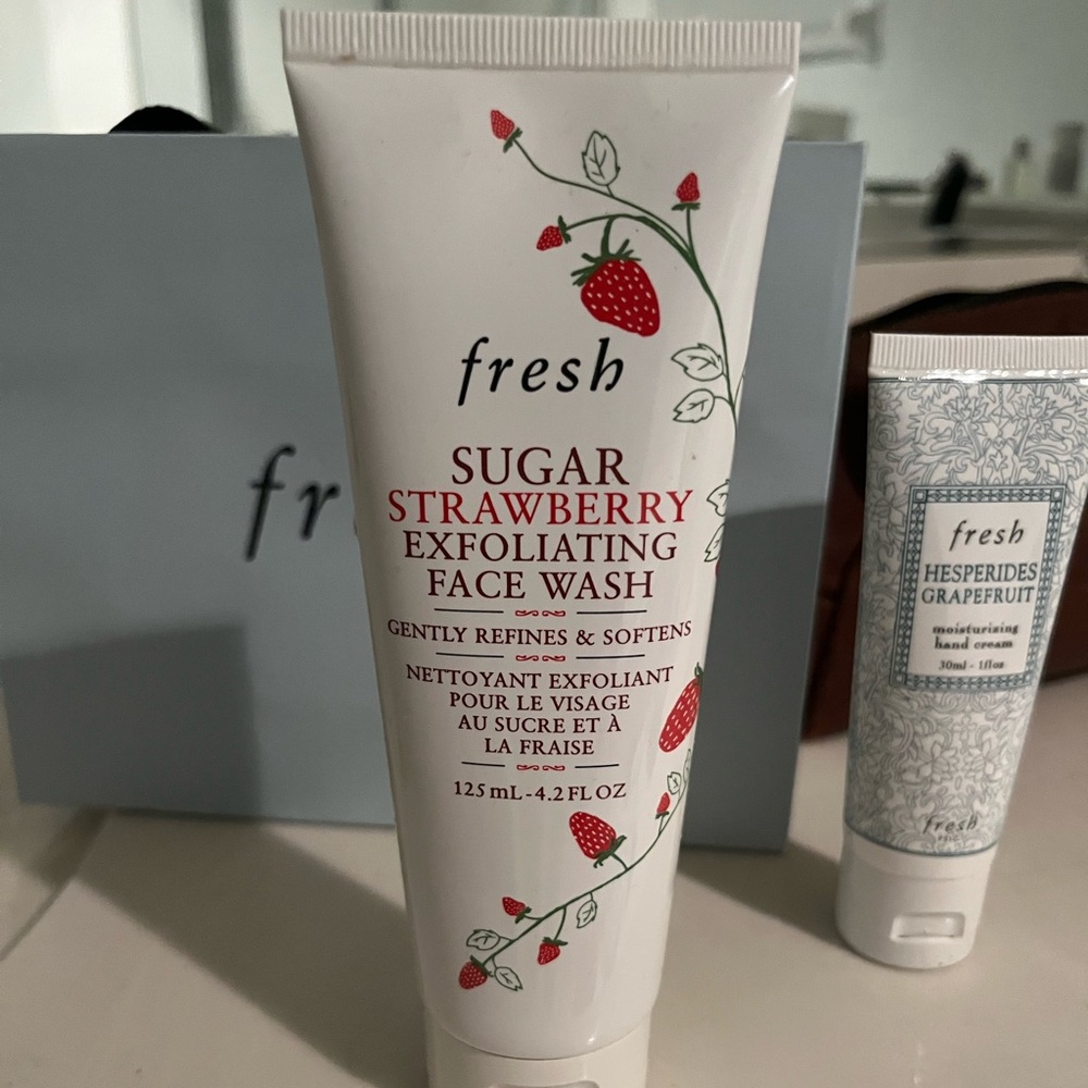 Fresh exfoliating face wash and hand crème